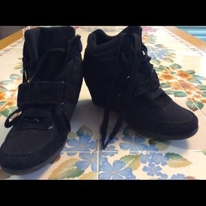 Platform tennis shoes